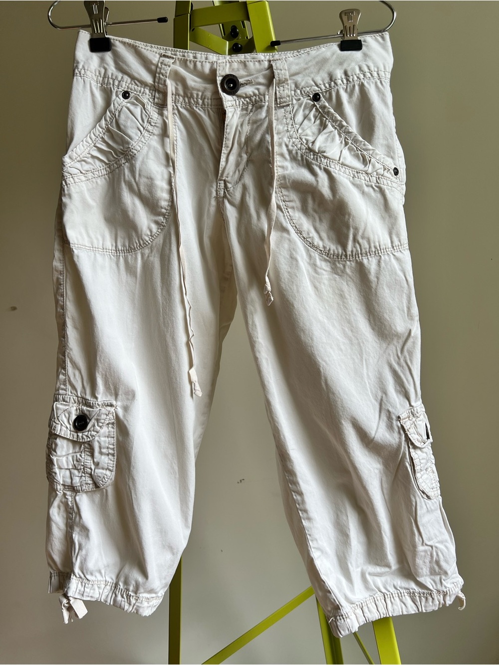 Off White UnionBay size 0 Cargo Capris with Drawstring Waist
